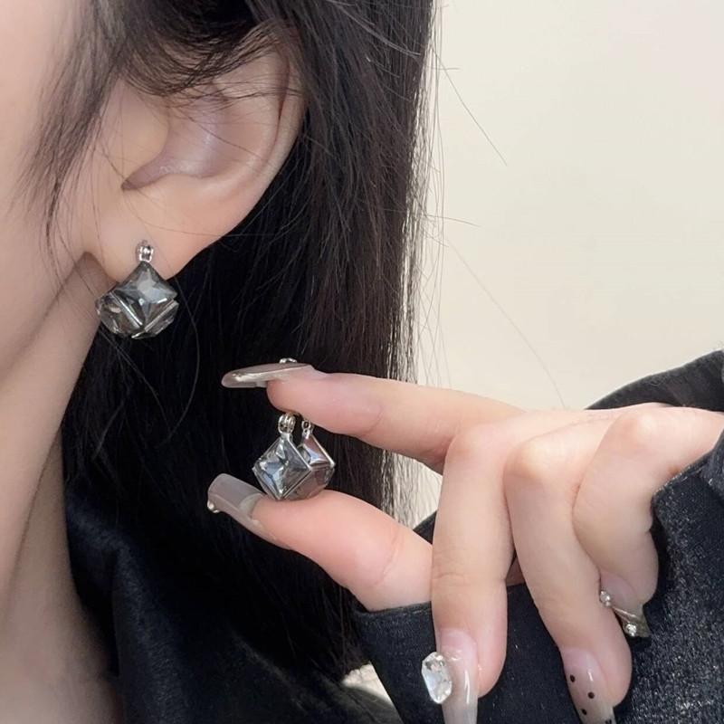 轻奢小众设计感黑色锆石菱形耳扣