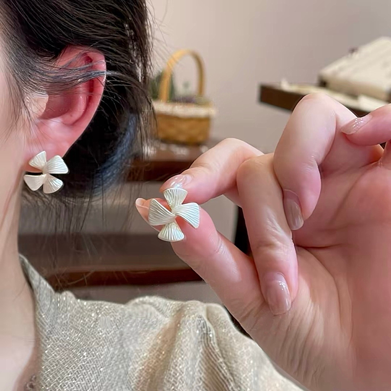 白色滴釉褶皱蝴蝶结耳钉女