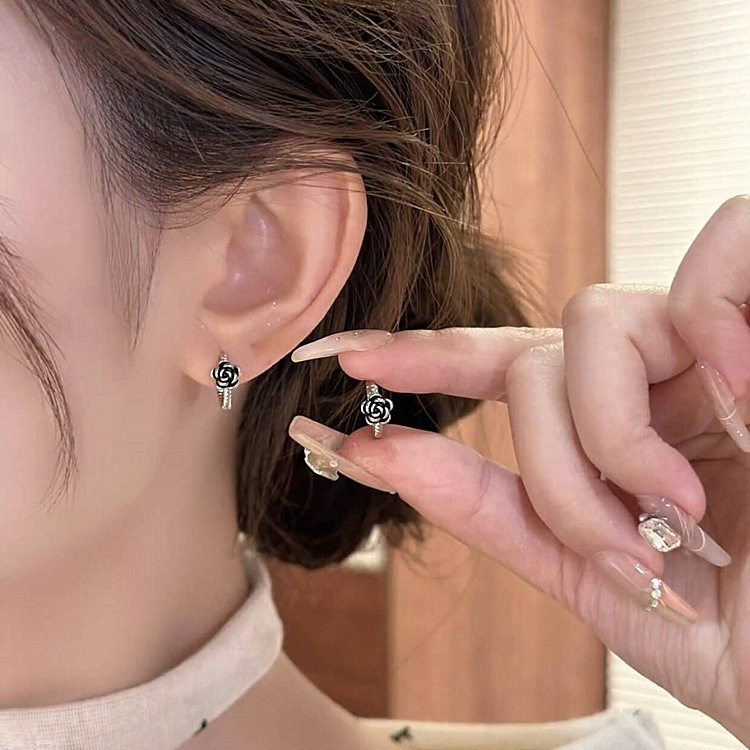 s925银针耳饰黑色玫瑰花圈圈耳扣轻奢高级感精致小巧气质百搭耳环