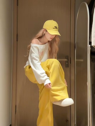 2026 Super Popular Ootd Outfit: a Complete Set of Early Autumn Women's Clothing, White Off-Shoulder Sweatshirt, Casual Wide-Leg Pants Two-Piece Set