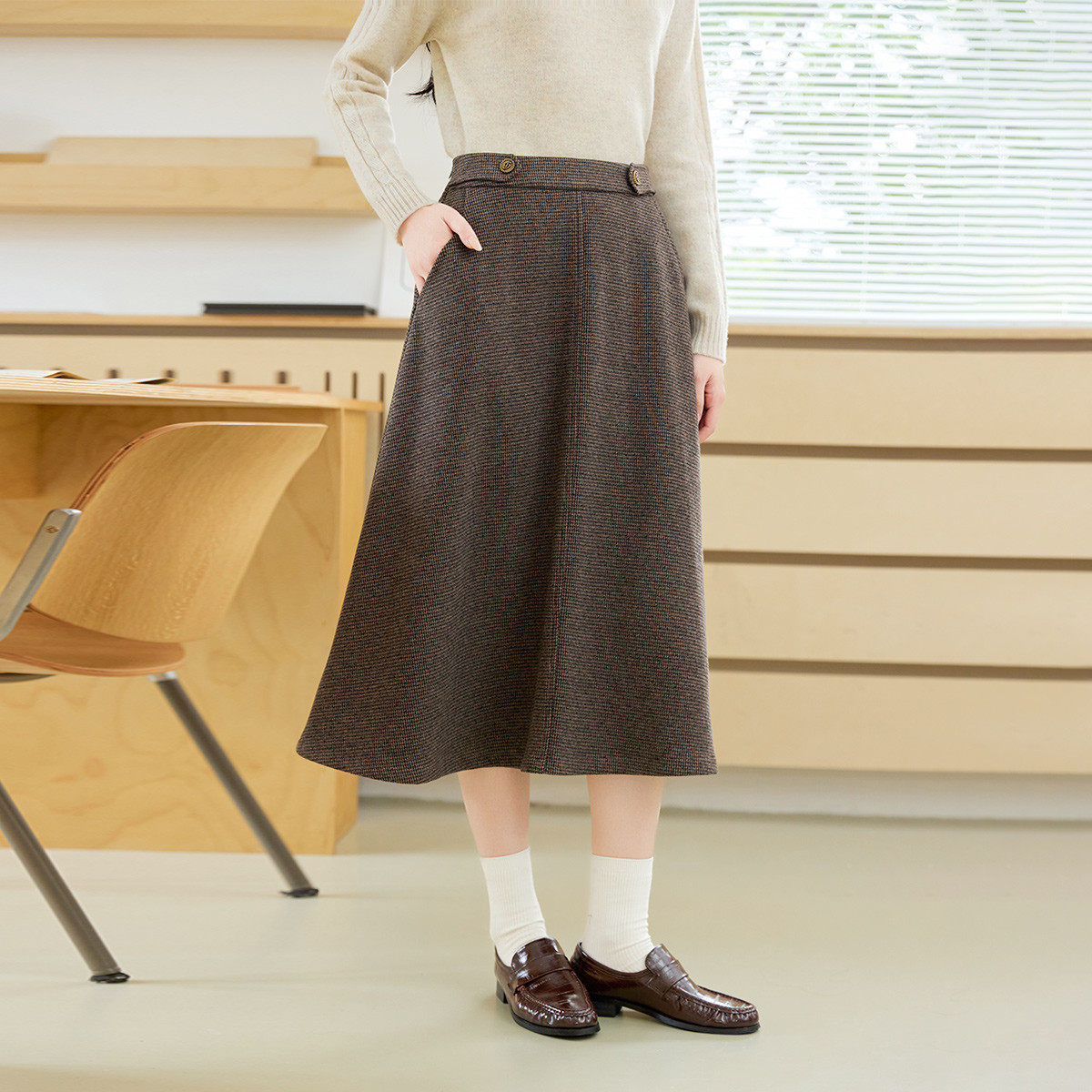 茵曼2025秋季新款A字半身裙女休闲时尚气质显瘦通勤高腰中长百褶