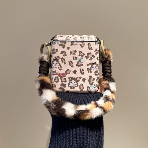 适用华为PuraX折叠屏手机壳小米MixFlip2壳膜一体卡通荣耀MagicVFlip2三星zflip7豹纹哭娃6毛绒手提斜跨绳FE