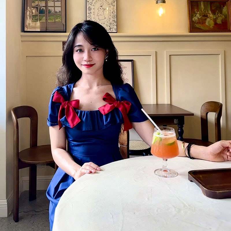 鲸鱼原创自制复古气质方领蝴蝶结藏蓝色口袋中长裙白雪配色连衣裙