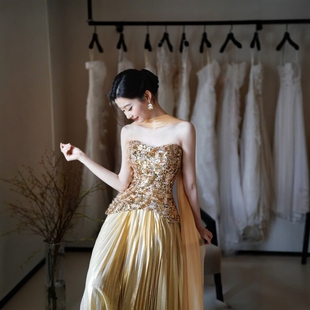 金色抹胸晚礼服2025新款高级感气质订婚连衣裙晚宴年会绝美敬酒服