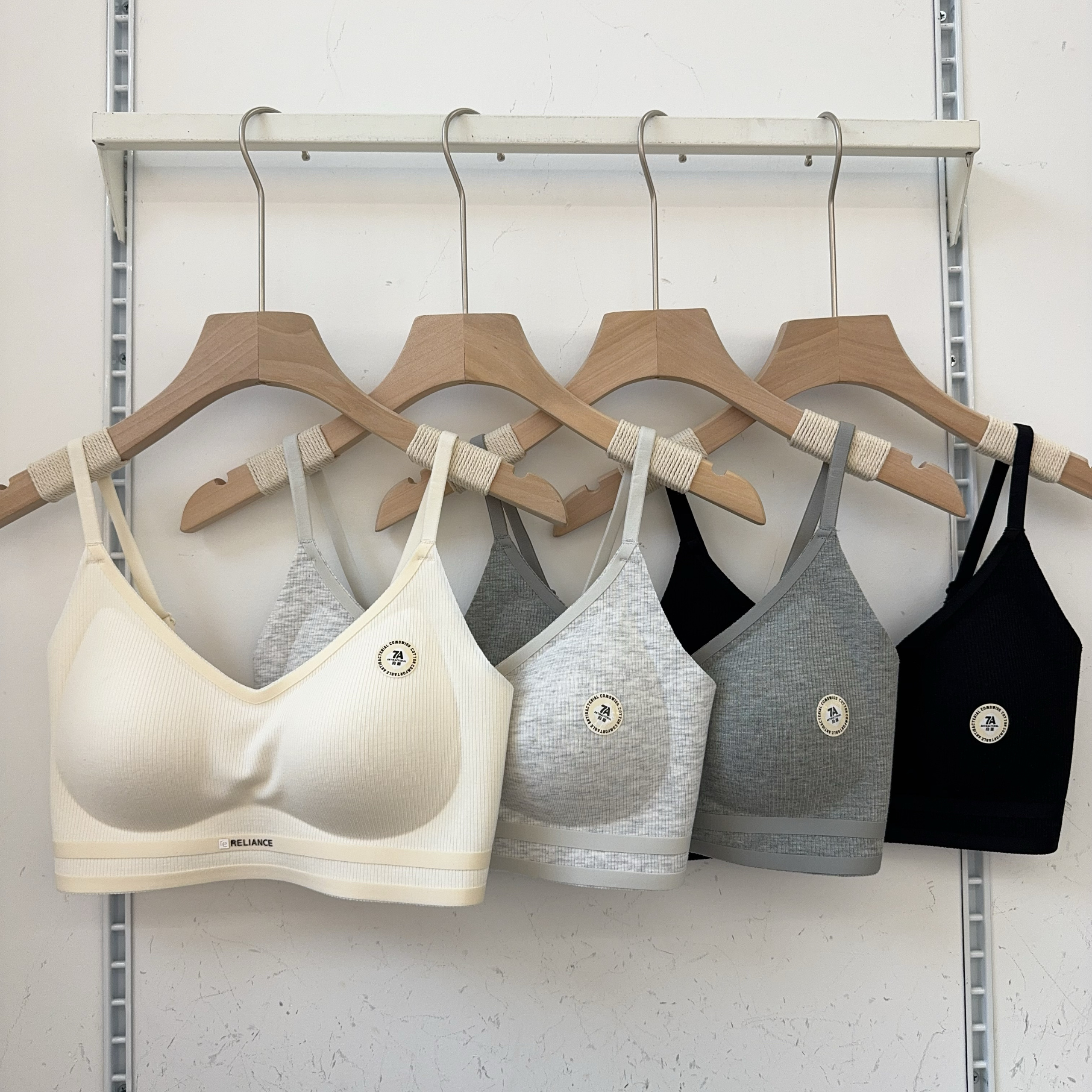 古妃2025新品V领裸感条纹美背内衣无痕高弹字母侧收副乳背心文胸