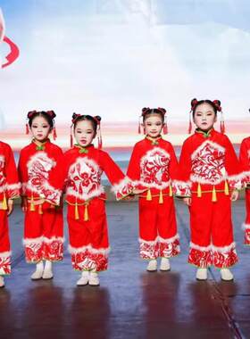 儿童喜庆服小辫子姥姥门前看大戏