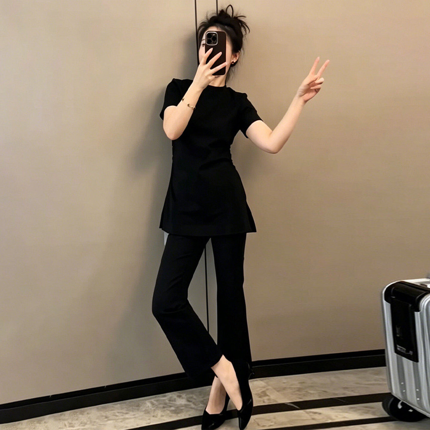 女夏季新款韩版时尚套装黑色圆领褶皱收腰上衣双口袋九分裤两件套