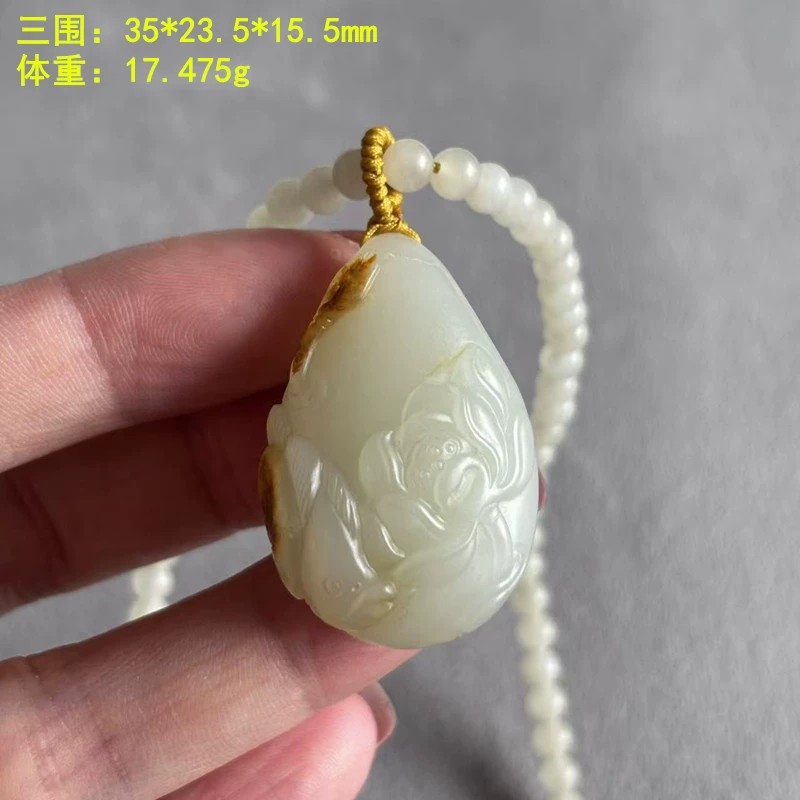精致款沁皮白玉籽料锁骨吊坠