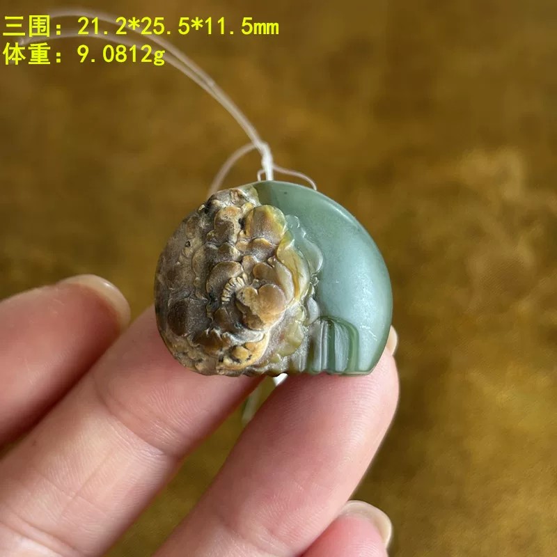 黄沁皮碧玉籽料一梳百顺挂件