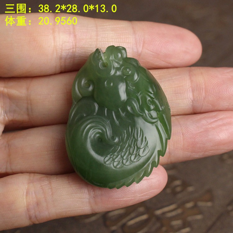 油绿油绿的碧玉籽料龙鱼挂件
