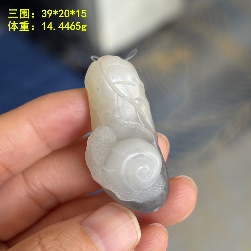 寓意安居乐业的蜗牛青花籽料挂件