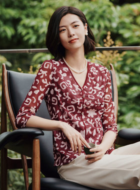 歌蒂诗春季专柜新款时尚气质简约高级V领印花小衫女1E31S1059