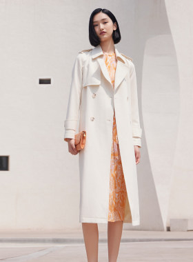 歌蒂诗春季专柜新款简约高级双排扣设计米白色风衣 8D33F3121