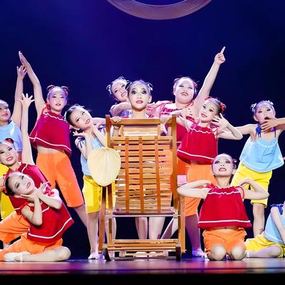 少儿群舞蒲扇摇过的夏天演出服