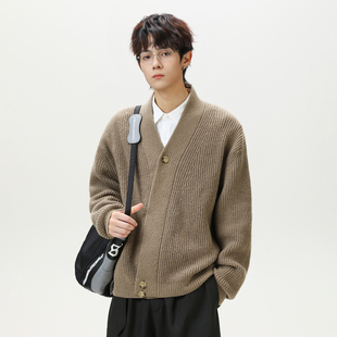 WASSUP不规则斜纽扣V领开衫毛衣休闲宽松毛衣外套针织衫长袖男士