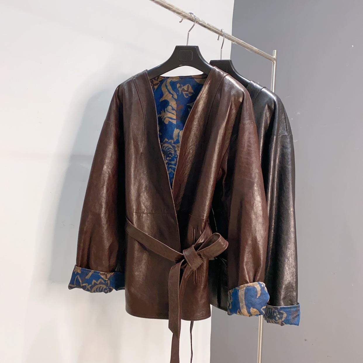 秋冬V领桑蚕丝两面穿真皮油蜡绵羊皮皮衣外套女系带收腰5159长60