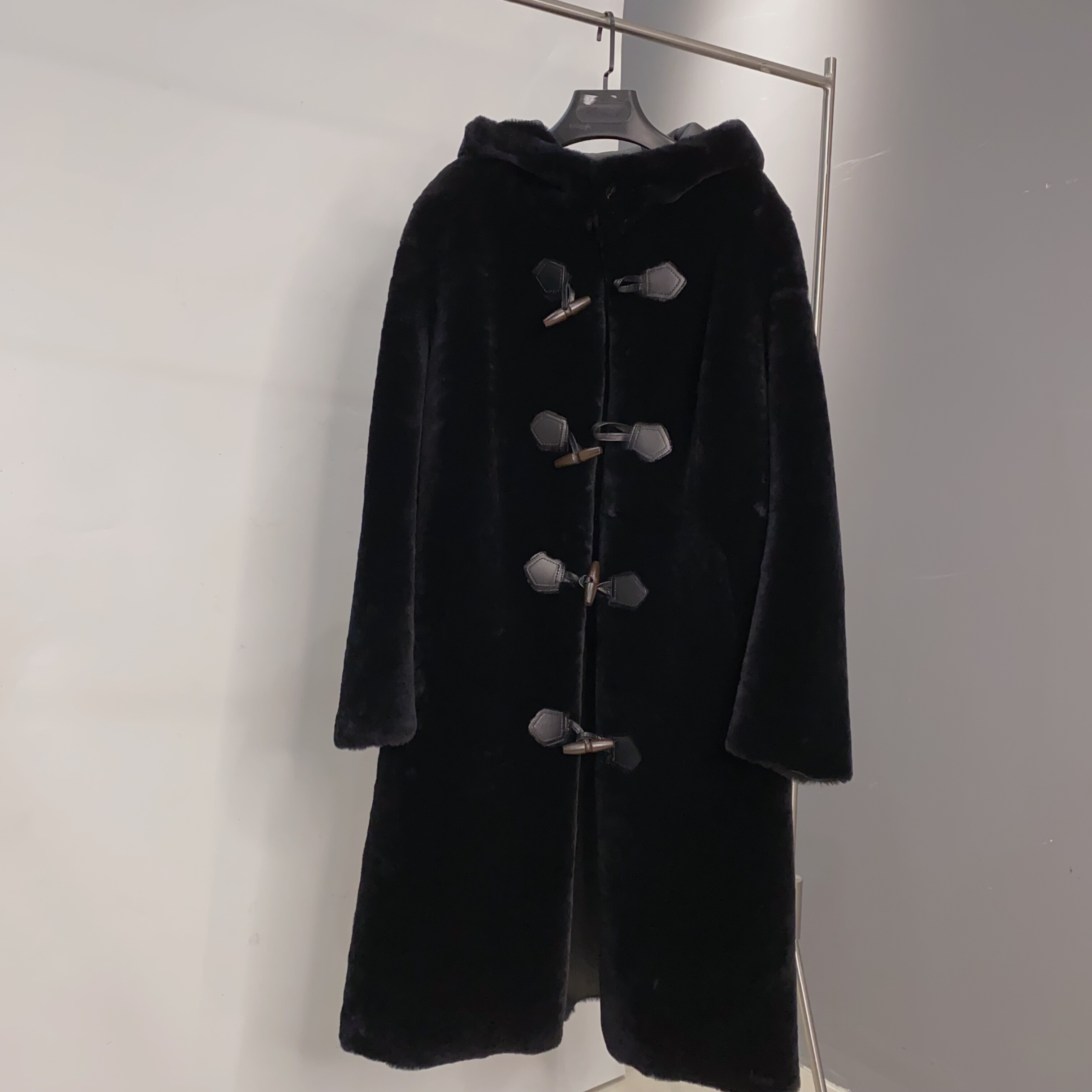 2025秋冬新款进口美利奴皮毛一体女牛角扣中长款黑色KPF2506长106