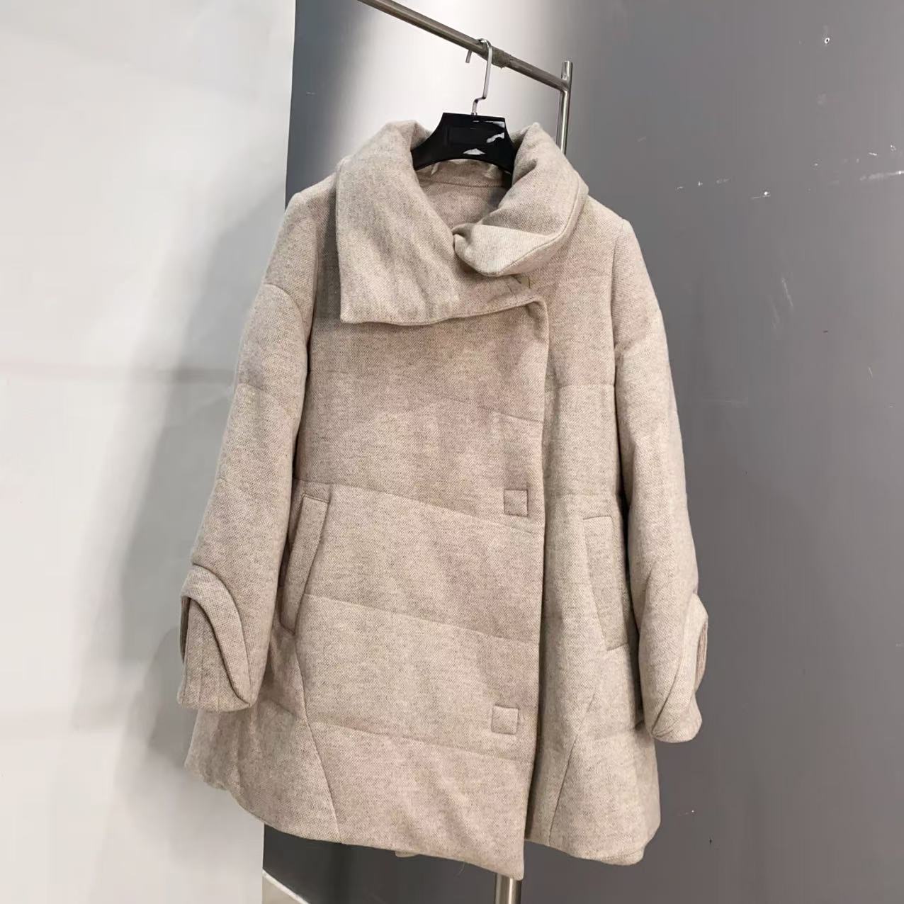 秋冬翻领中长款三粒暗扣鹅绒羽绒服女60羊毛马蹄袖外套026长79