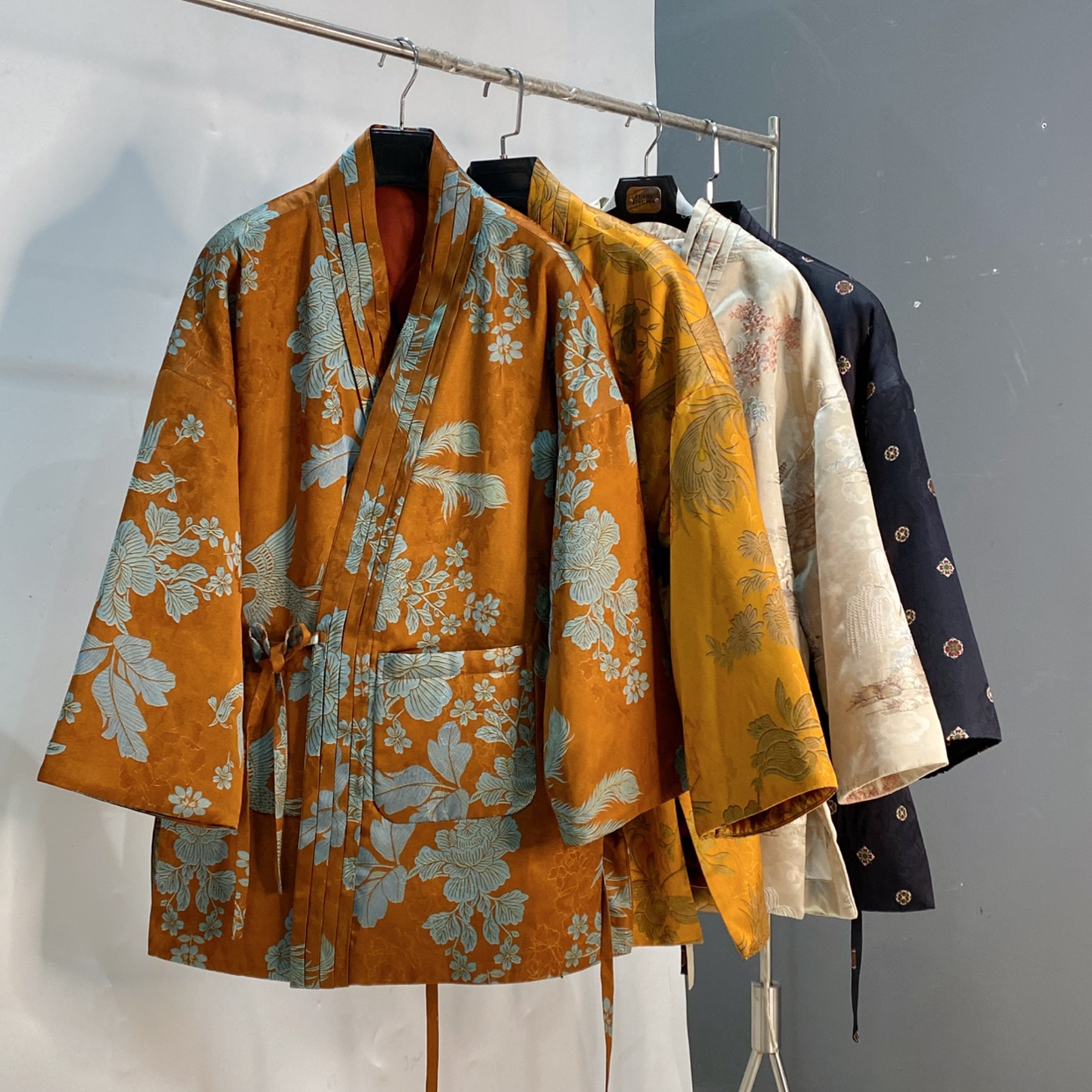 V领压褶领印花中长100人丝30%3M新雪丽20驼绒50桑蚕丝0251长76BLH