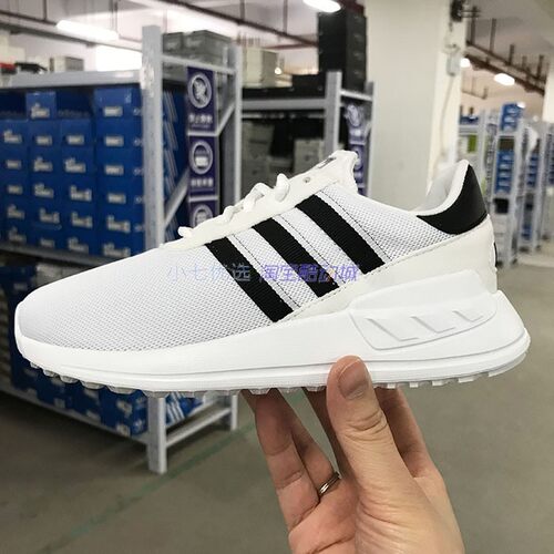 Adidas轻便透气运动鞋