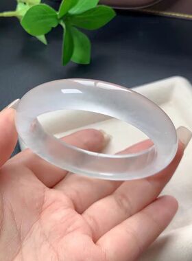 翡翠色高冰白色玉手镯石英岩玉冰种白月光手镯水沫冰透圆条美人镯