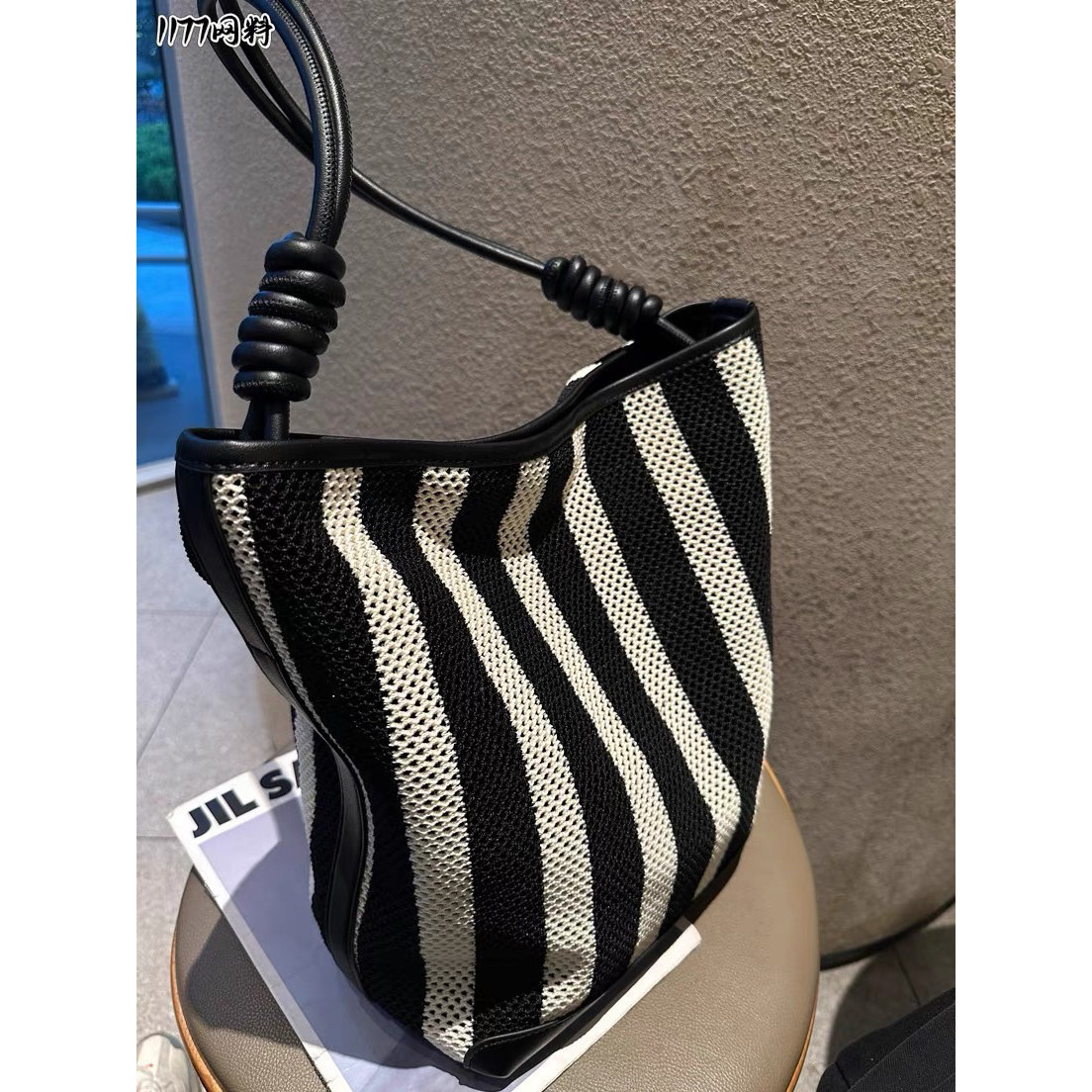 2026新款度假风条纹编织托特包女大容量黑白条纹斜挎通勤水桶大包