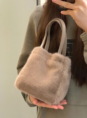 2025新款毛毛水桶包包女士韩版秋冬高级感质感小众设计通勤手提包