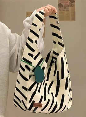 下酒话DrinKing斑马纹帆布包2025新款大容量托特包学生上课单肩包