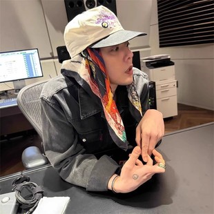 GD权志龙同款涂鸦字母印花丝巾男女夏季小众美式复古嘻哈ins头巾