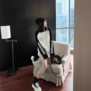 梵文马蹄印花长袖T恤女春秋新款时髦撞色洋气中长款情侣显瘦上衣