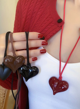 小众皮革爱心简约桃心吊坠毛衣链高级感轻奢百搭圣诞项饰红色皮绳