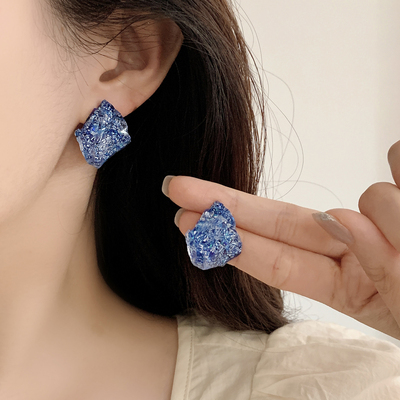 碎晶蓝不规则树脂耳钉