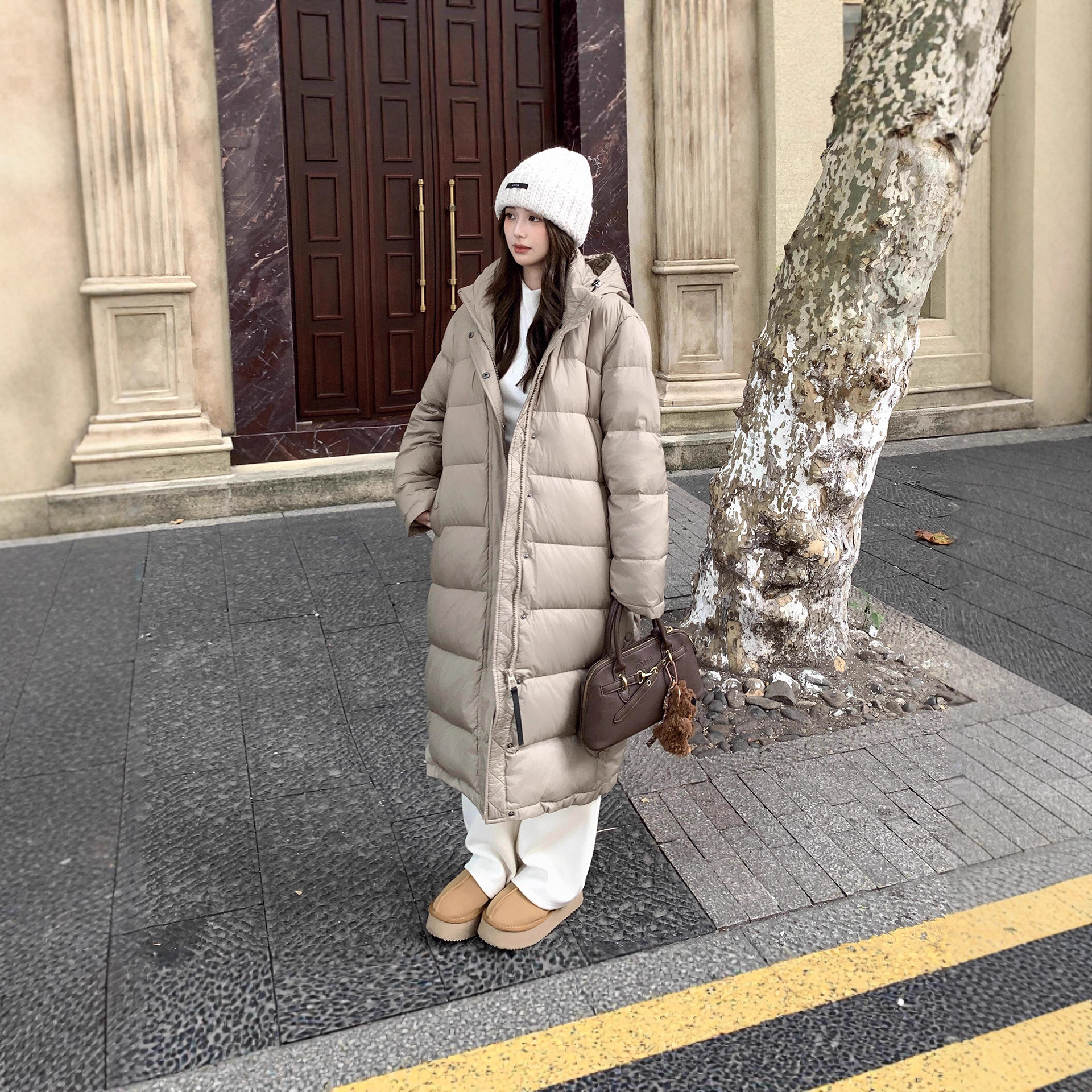 云朵泡芙羽绒服女2025白鸭绒蓬松保暖厚实连帽时尚中长款过膝外套