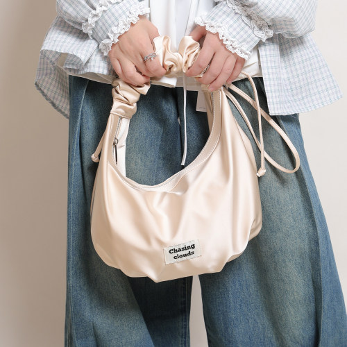 遇后2026超火精致腋下包褶皱云朵包新款韩系百搭通勤尼龙布饺子包