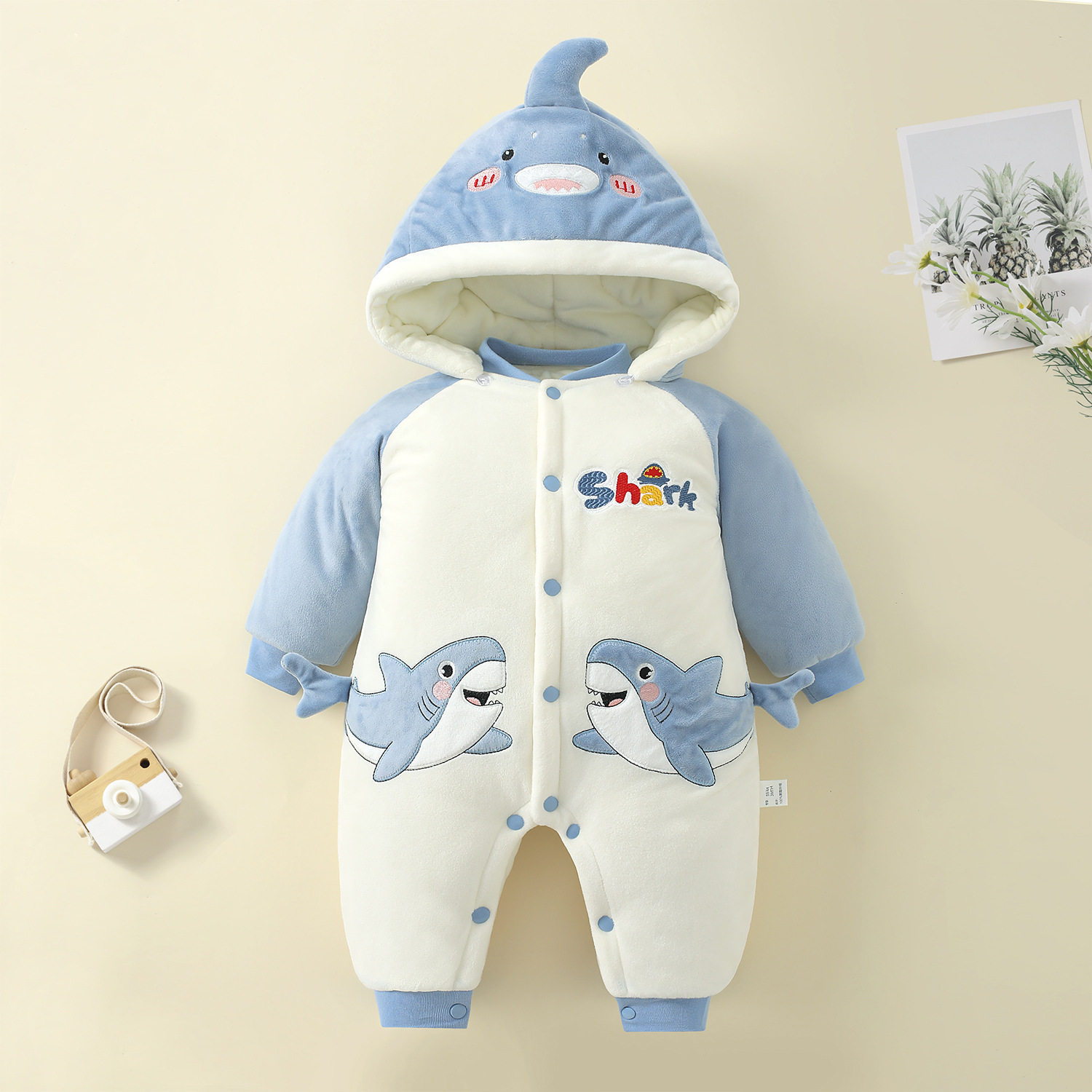0-3岁新生儿衣服秋冬保暖宝宝连体棉服加厚加绒外出抱衣鲨鱼卡通