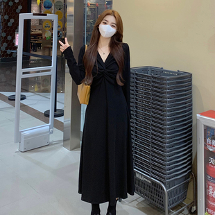 辣妈款外出哺乳针织连衣裙春秋大码显瘦v领打底法式产后喂奶长裙