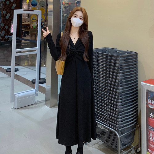 辣妈款外出哺乳针织连衣裙春秋大码显瘦v领打底法式产后喂奶长裙