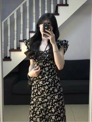 辣妈外出哺乳黑色碎花连衣裙
