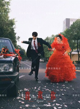 影楼新款年代感轻复古风喜嫁喜庆幸福感港风婚纱照红色蓬蓬裙礼服