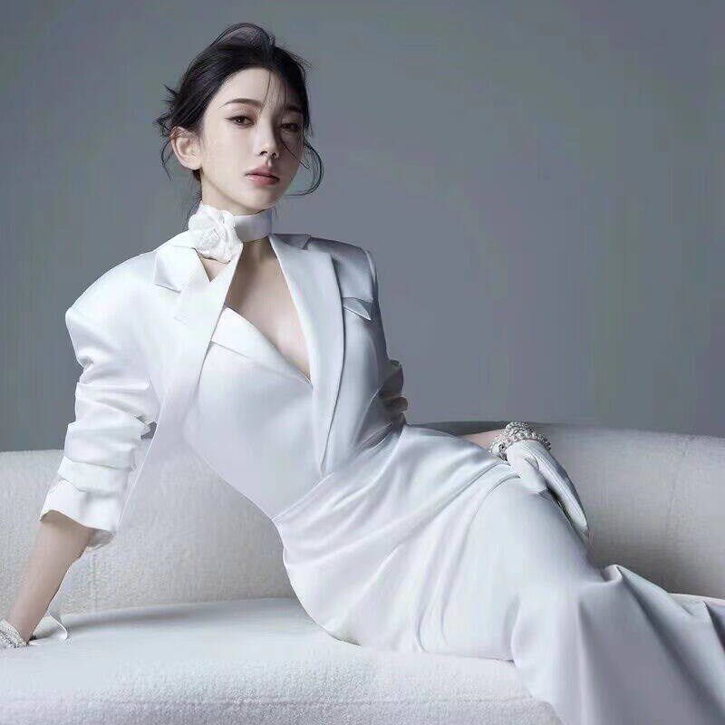 照相馆拍照主题服装杂志封面系脖花朵飘带简约白色西装鱼尾礼服套