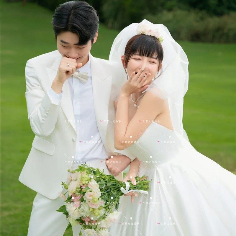 新款影楼拍照主题服装旅拍草坪情侣外景时尚吊带礼服缎面拖尾婚纱