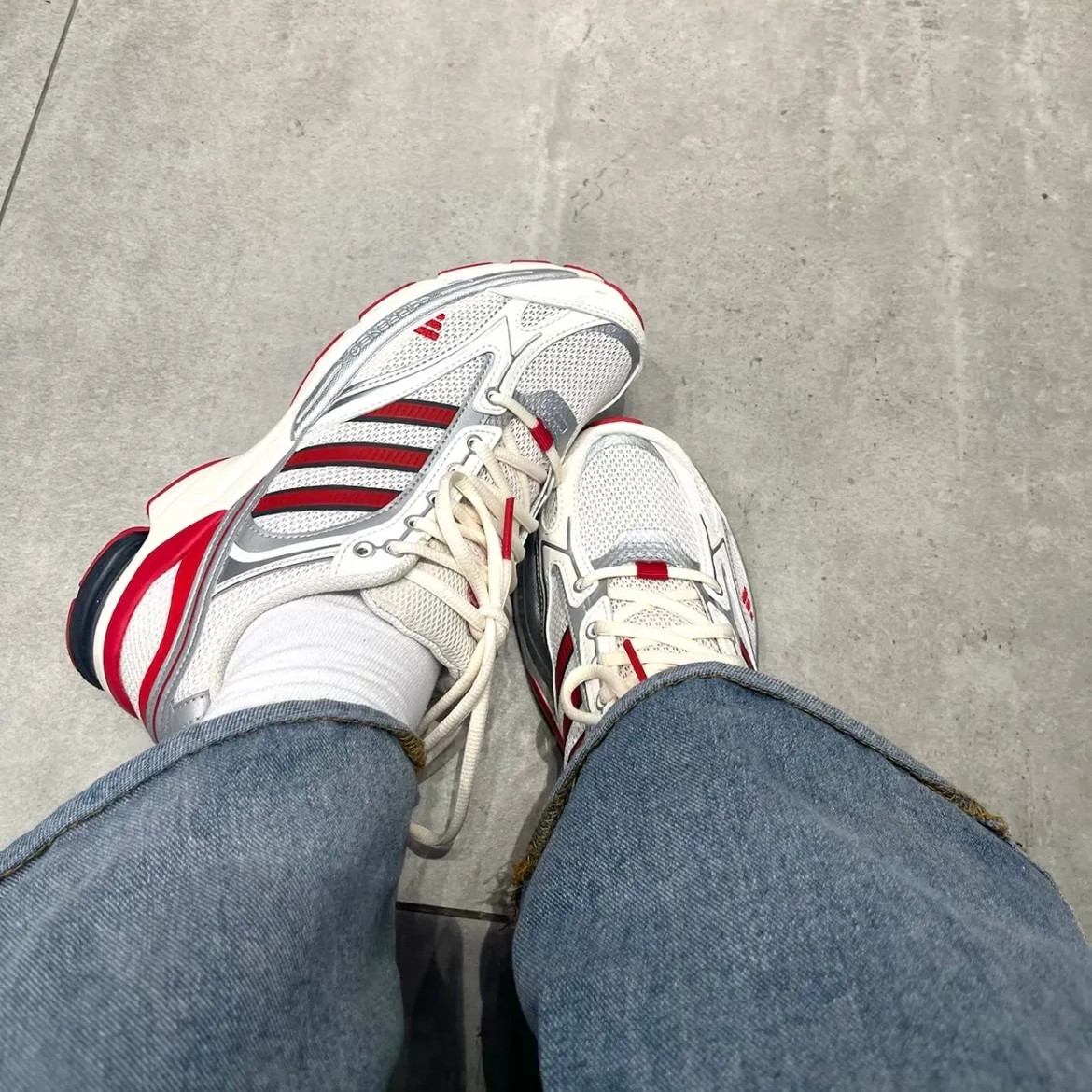 Adidas/阿迪达斯正品春夏男女低帮透气轻盈耐磨运动跑步鞋JS3030