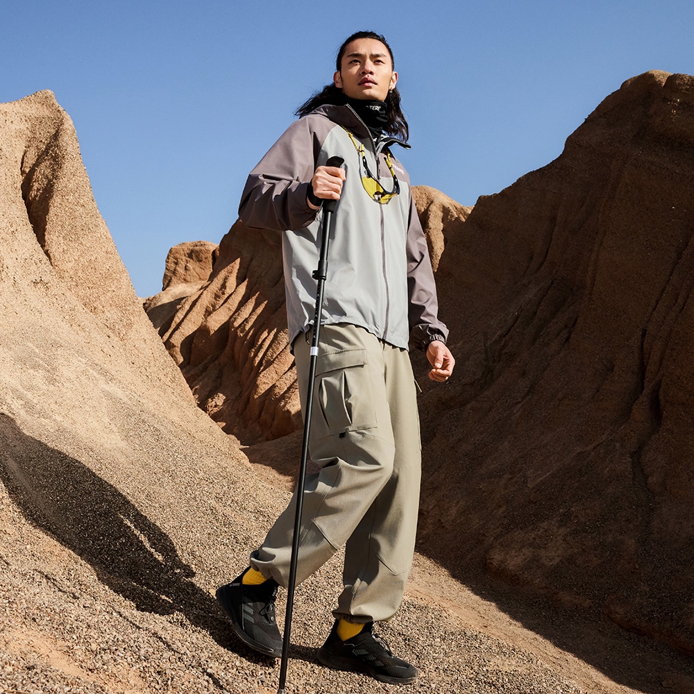 Adidas/阿迪达斯正品男士户外防风运动连帽冲锋衣JN8809