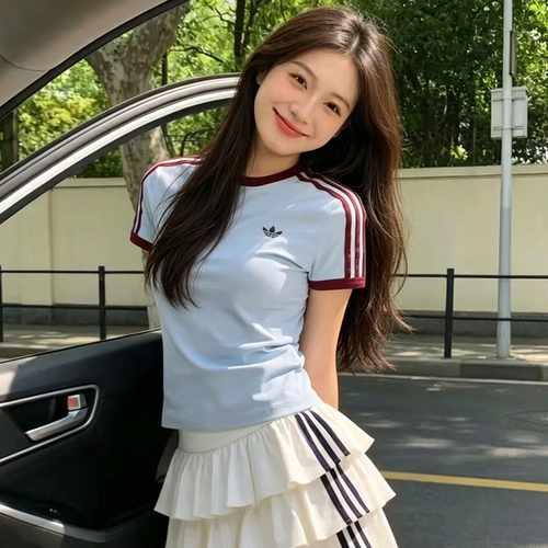 阿迪达斯Adidas三叶草女装休闲运动修身短袖上衣T恤KD3684 KD3683