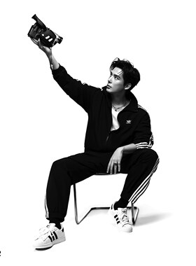 阿迪达斯三叶草男女同款三条纹立领梭织运动夹克外套KB2466