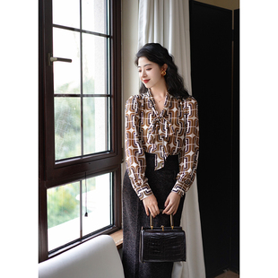 Chings法式 小v领通勤显瘦通勤港风上衣 复古订染印花几何图案衬衫