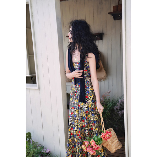 青的衣橱 法式复古圆领斜裁A字大摆长裙 温柔优雅天丝吊带连衣裙