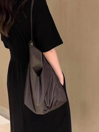 女款包包2024年新款洋气极简大容量百搭尼龙水桶包慵懒百搭