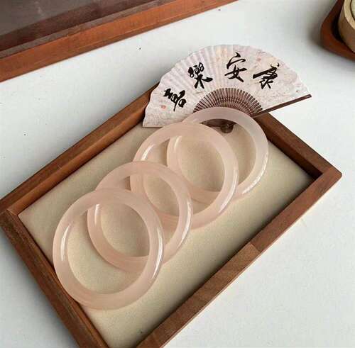 天然高冰透粉色玉髓手镯送礼