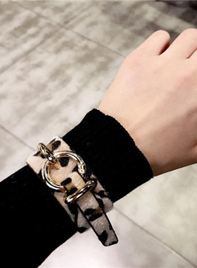 小众设计网红同款手环手可调节毛衣袖口装饰品秋冬新款豹纹手镯女